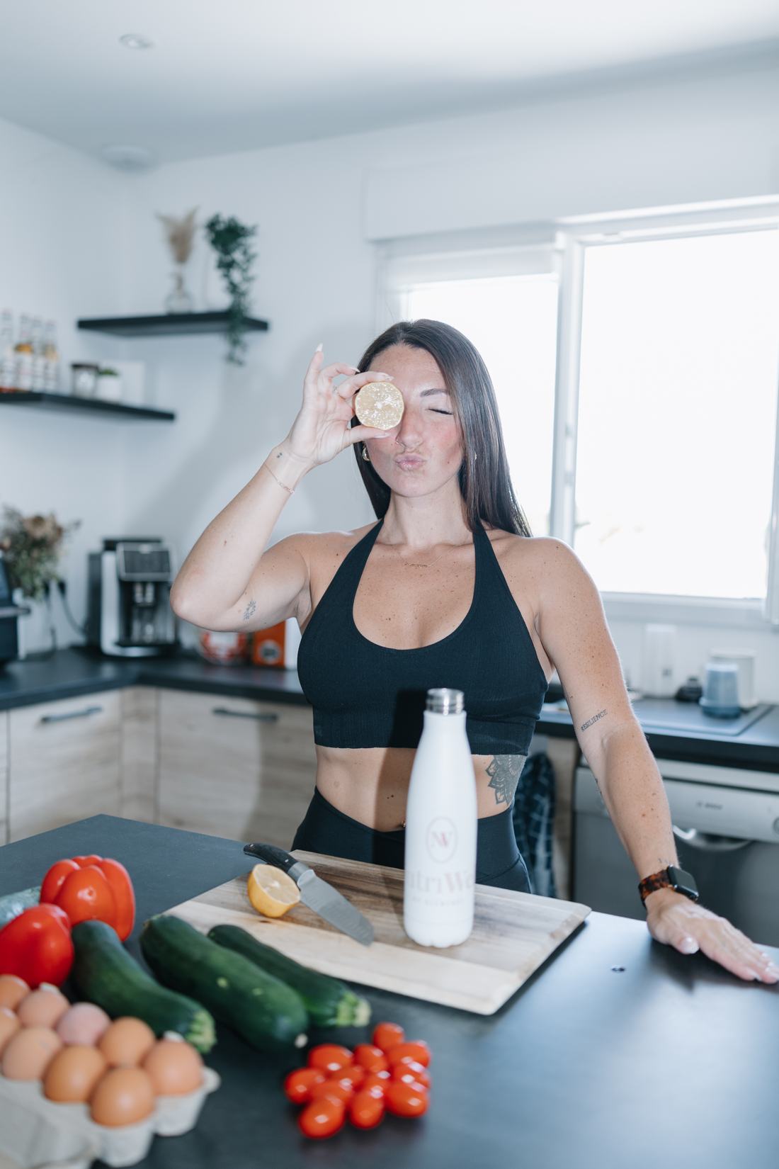 Clémence dans sa cuisine, un demi-citron devant l'œil